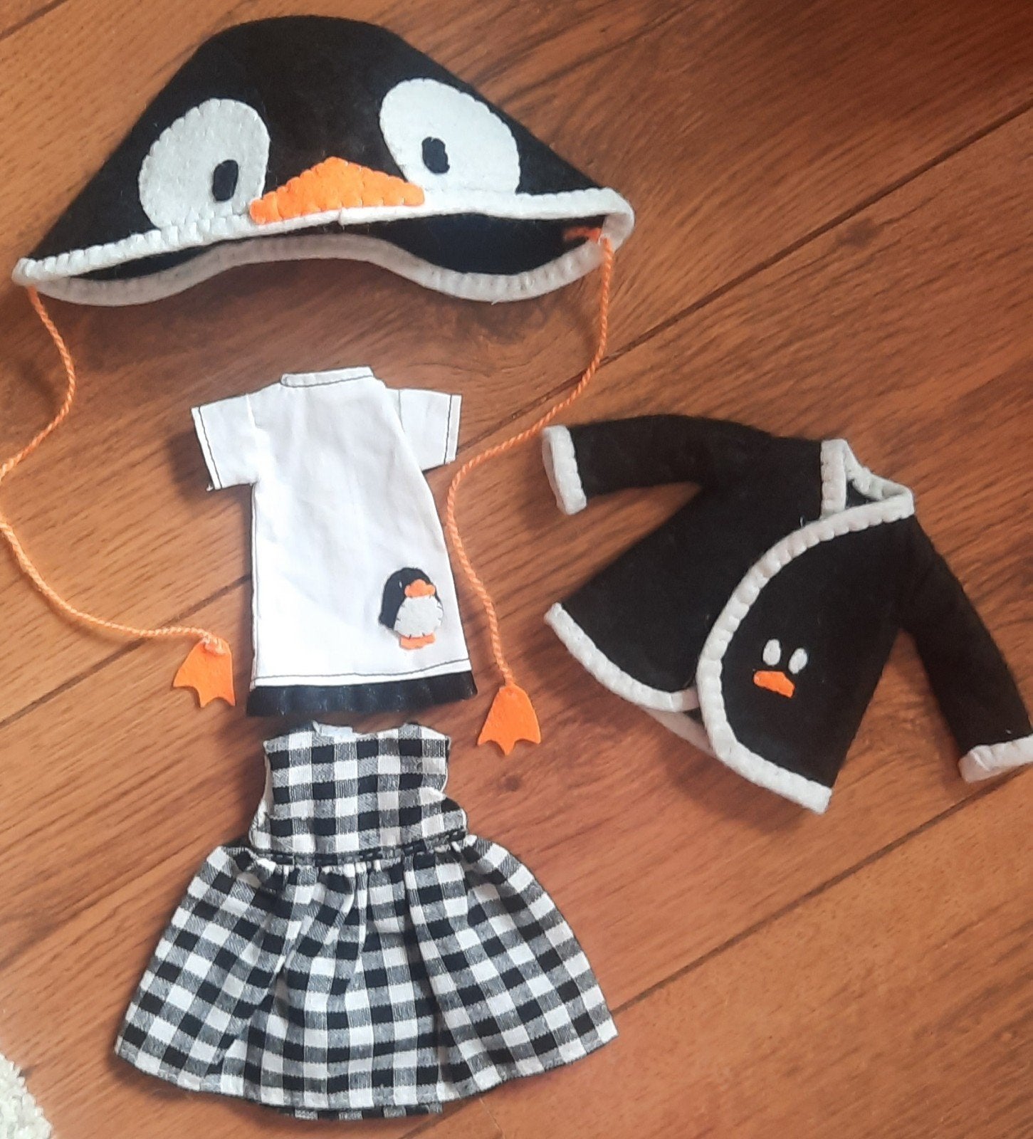 Bjd 1/6 big head doll of blythe 4 dlg pinguïn kleding setje., Verzamelen, Poppen, Ophalen of Verzenden, Zo goed als nieuw, Kleertjes