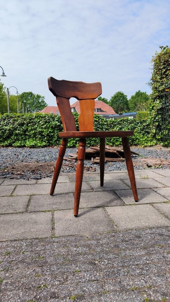 Brutalist ‘Stube’ caféstoelen–massief hout–(43 op voorraad), Huis en Inrichting, Stoelen, Gebruikt, Bruin, Brutalist ‘Stube’ caféstoelen
