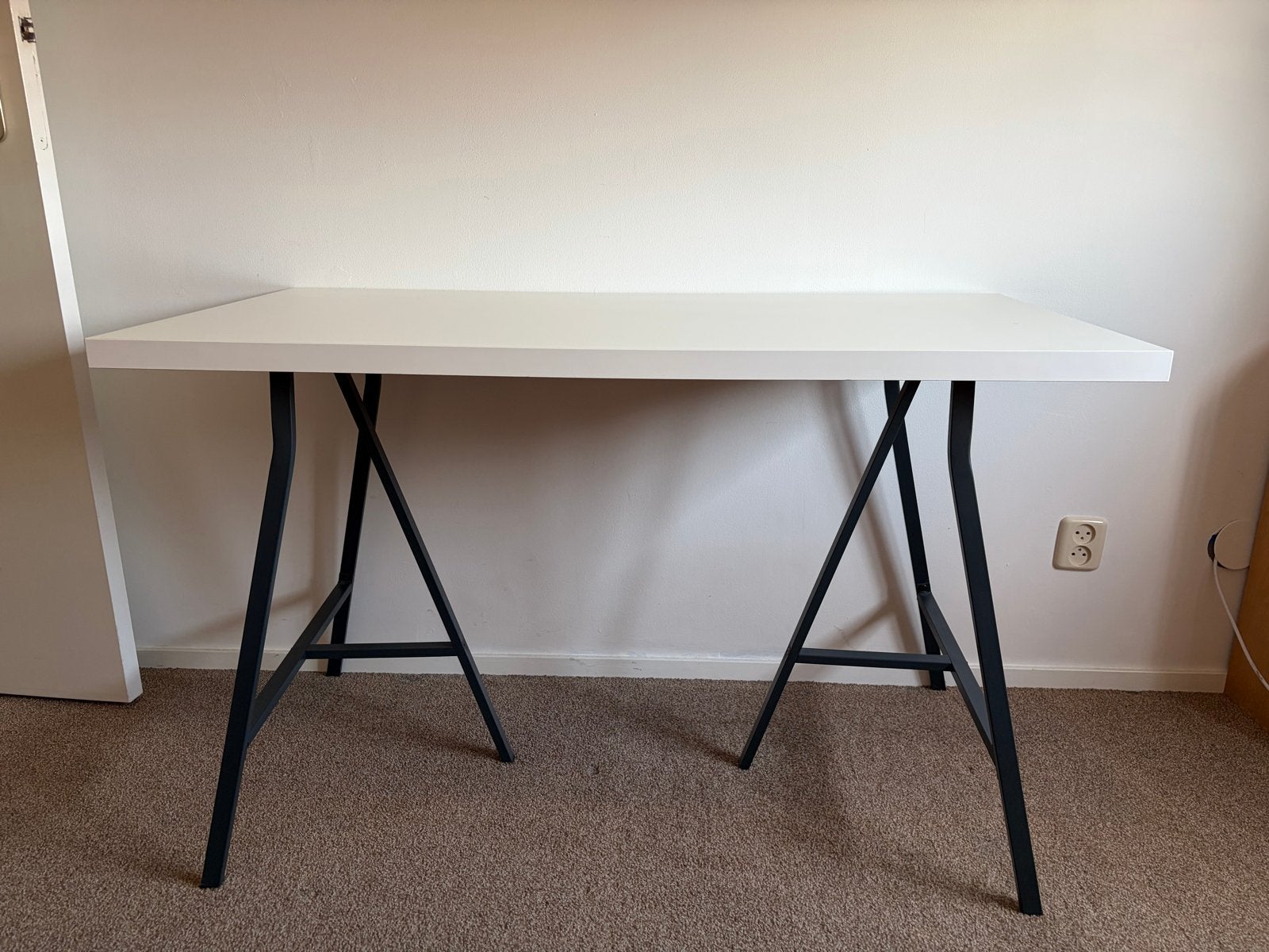 IKEA Bureau met wit blad en donkergrijze schragen 120x60 cm, Ophalen, Gebruikt, IKEA, Wit