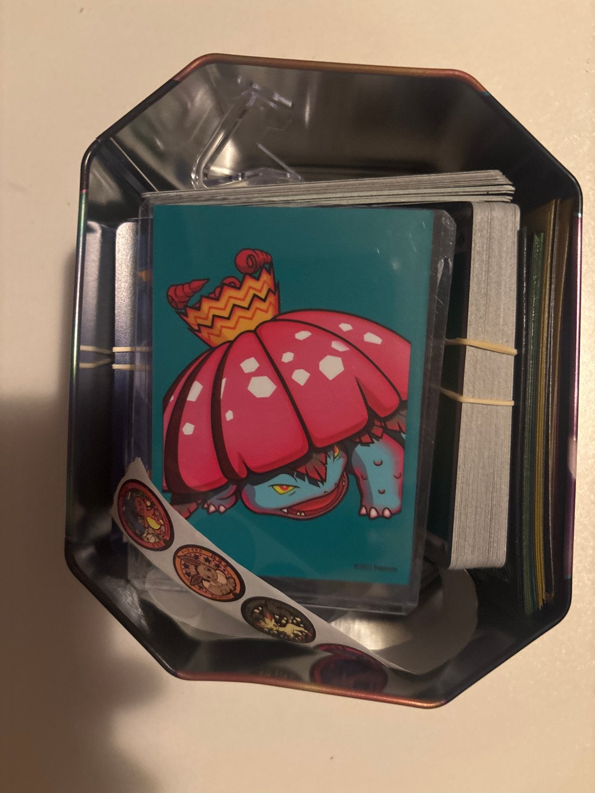 Pokémon verassing Blik met kaarten en accessoires, Ophalen of Verzenden, Zo goed als nieuw, Meerdere kaarten