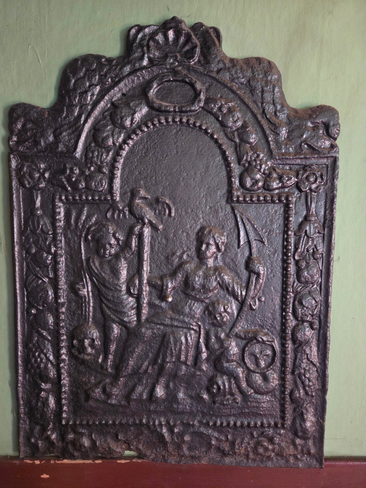 Antieke gietijzeren haardplaat met mythologische scène, Ophalen of Verzenden