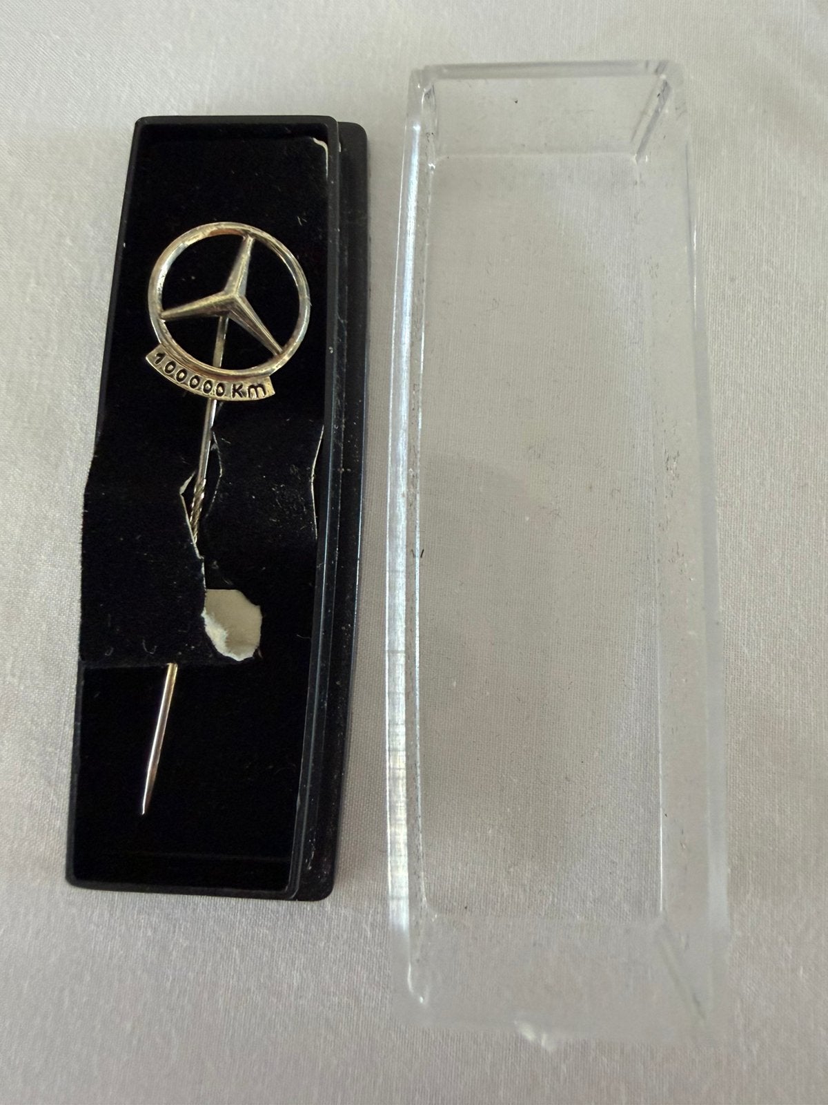 Mercedes-Benz 100,000 km 835 zilver speldje, Verzamelen, Ophalen of Verzenden, Zo goed als nieuw, Transport