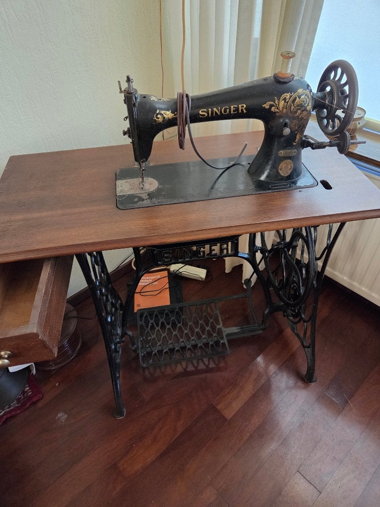 Oude singer naaimachine met org tafel, Ophalen