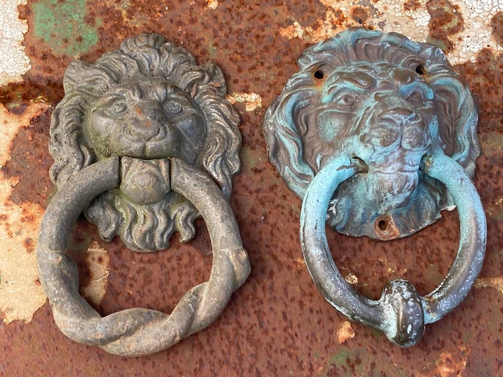 Twee brocante oude deurkloppers een brons, Ophalen of Verzenden