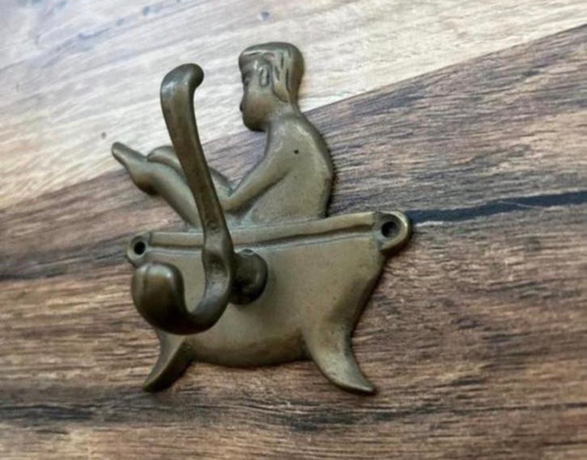 Koperen haak met dame in bad 9-8 cm, Antiek en Kunst, Antiek | Koper en Brons, Ophalen of Verzenden
