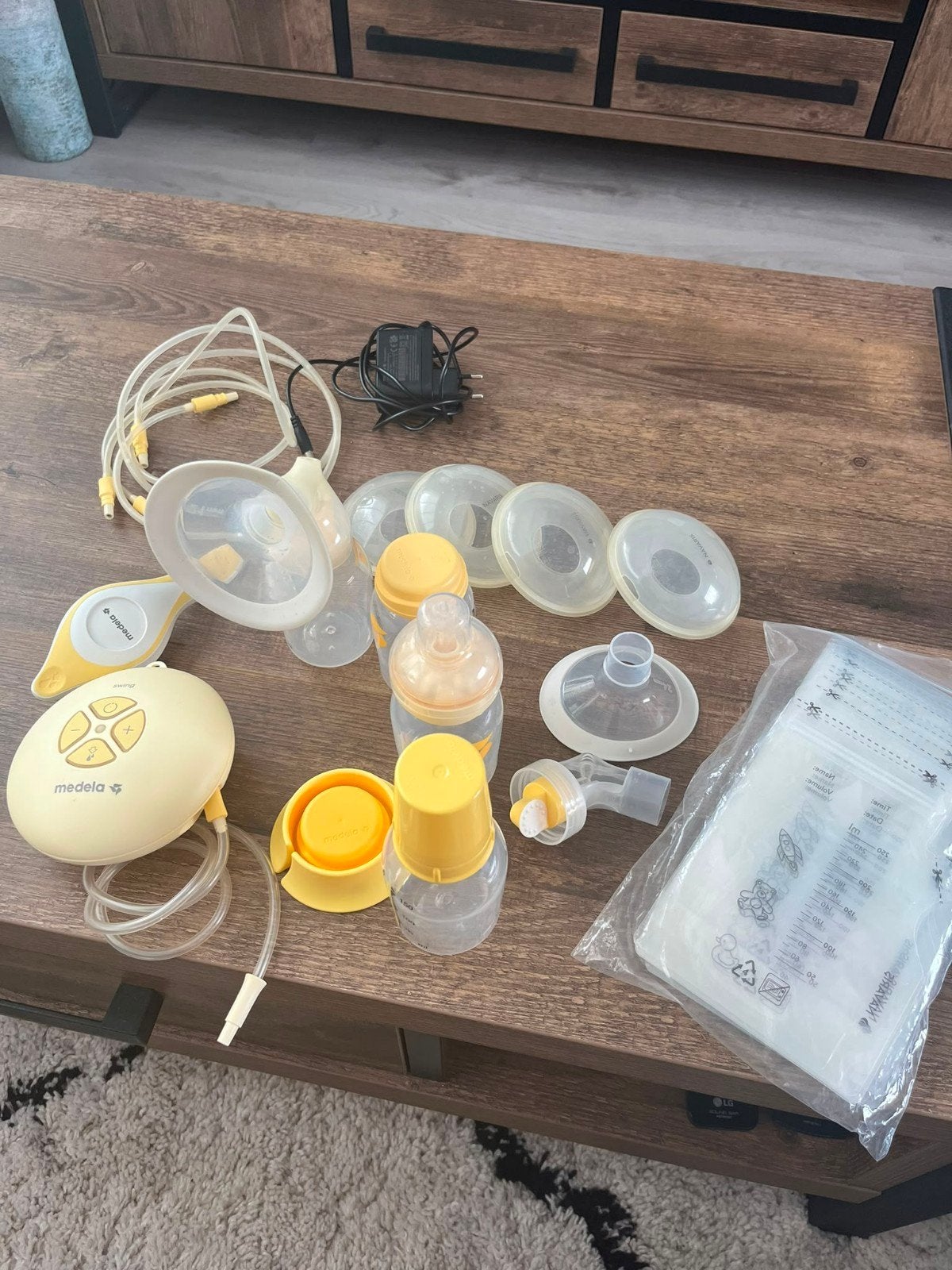 Medela Swing borstkolf compleet met flesjes en zakjes, Kinderen en Baby's, Kinderspulletjes, Ophalen of Verzenden, Gebruikt