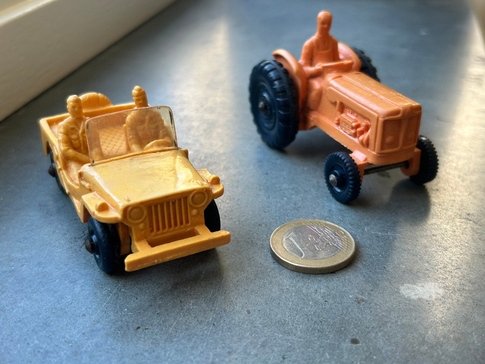 Gele jeep & oranje trekker: TOMTE LAERDAL STAVANGER NORWAY, Ophalen of Verzenden, Gebruikt, Auto