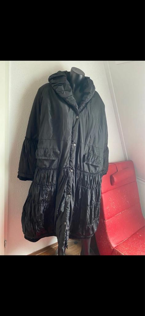 Zwarte oversized winterjas met ruches.maat 52-54, Kleding | Dames, Jassen | Winter, Ophalen of Verzenden, Zo goed als nieuw, Maat 46/48 (XL) of groter