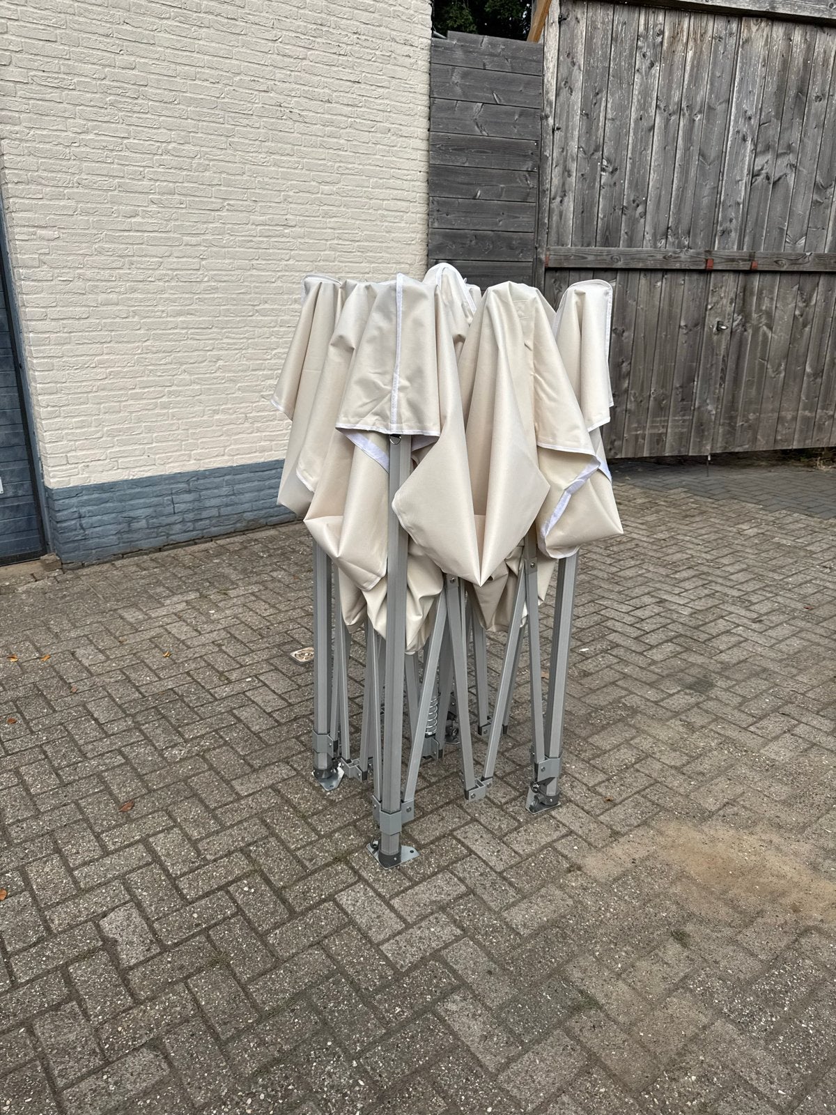 Foto 20 van Professionele 3x3 Beige  Partytent Aluminium - Zeshoekig
