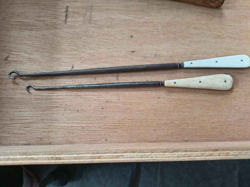 Antieke schoenknopenhaakjes met ivoren handvatten (2 stuks), Ophalen of Verzenden