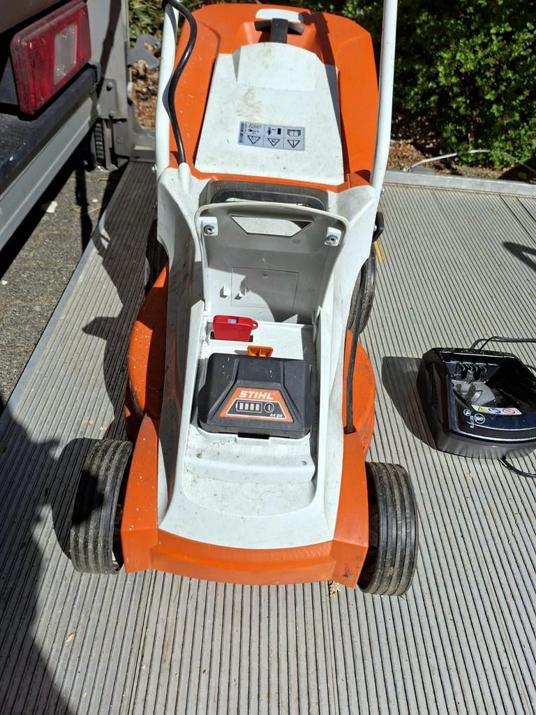 Stihl RMA 235 Accu Grasmaaier met Accu en Lader, Cirkelmaaier, Stihl, Gebruikt, Accu-grasmaaier