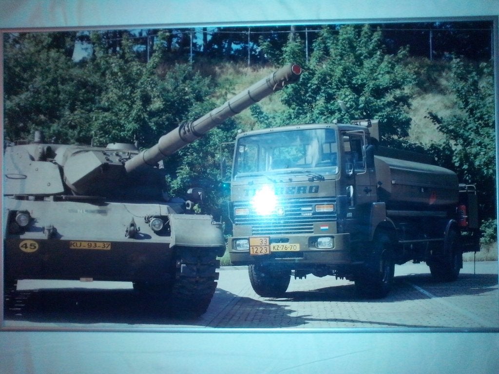 Terberg Volvo FM militaire leger tankwagen + tank fotoposter, Met lijst, Rechthoekig Liggend, Ophalen of Verzenden, Zo goed als nieuw
