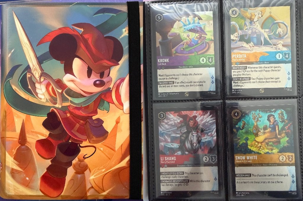 Disney Lorcana - Mickey Mouse (4-pocket binder) + 4 Promokaa, Ophalen of Verzenden, Nieuw, Overige typen, Foil