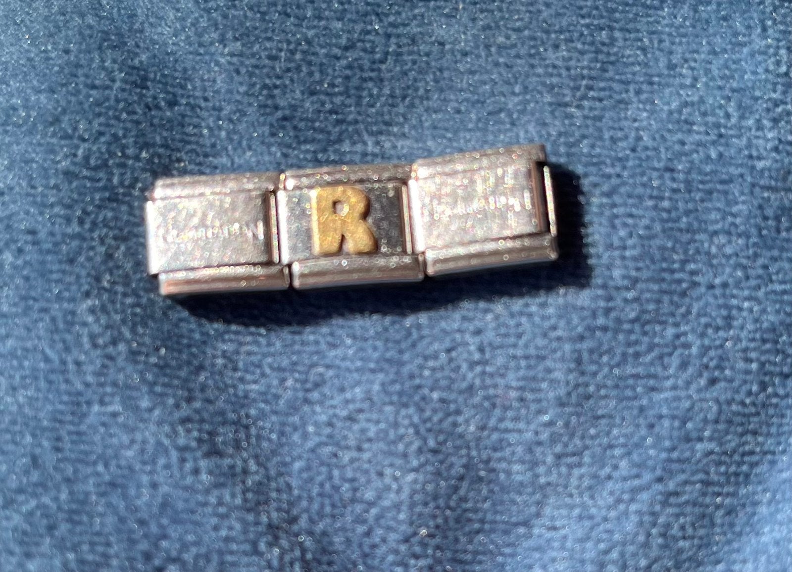 Nomination letter R orgineel €4.00, Sieraden, Tassen en Uiterlijk, Armbanden, Ophalen of Verzenden, Zo goed als nieuw, Goud