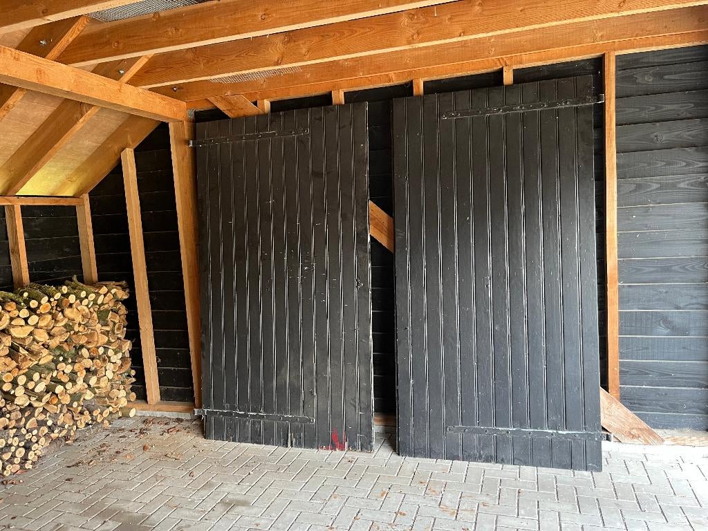 Twee grote zware schuurdeuren - 243 hoog, Doe-het-zelf en Verbouw, Deuren en Horren, Ophalen, Gebruikt, Buitendeur, Hout