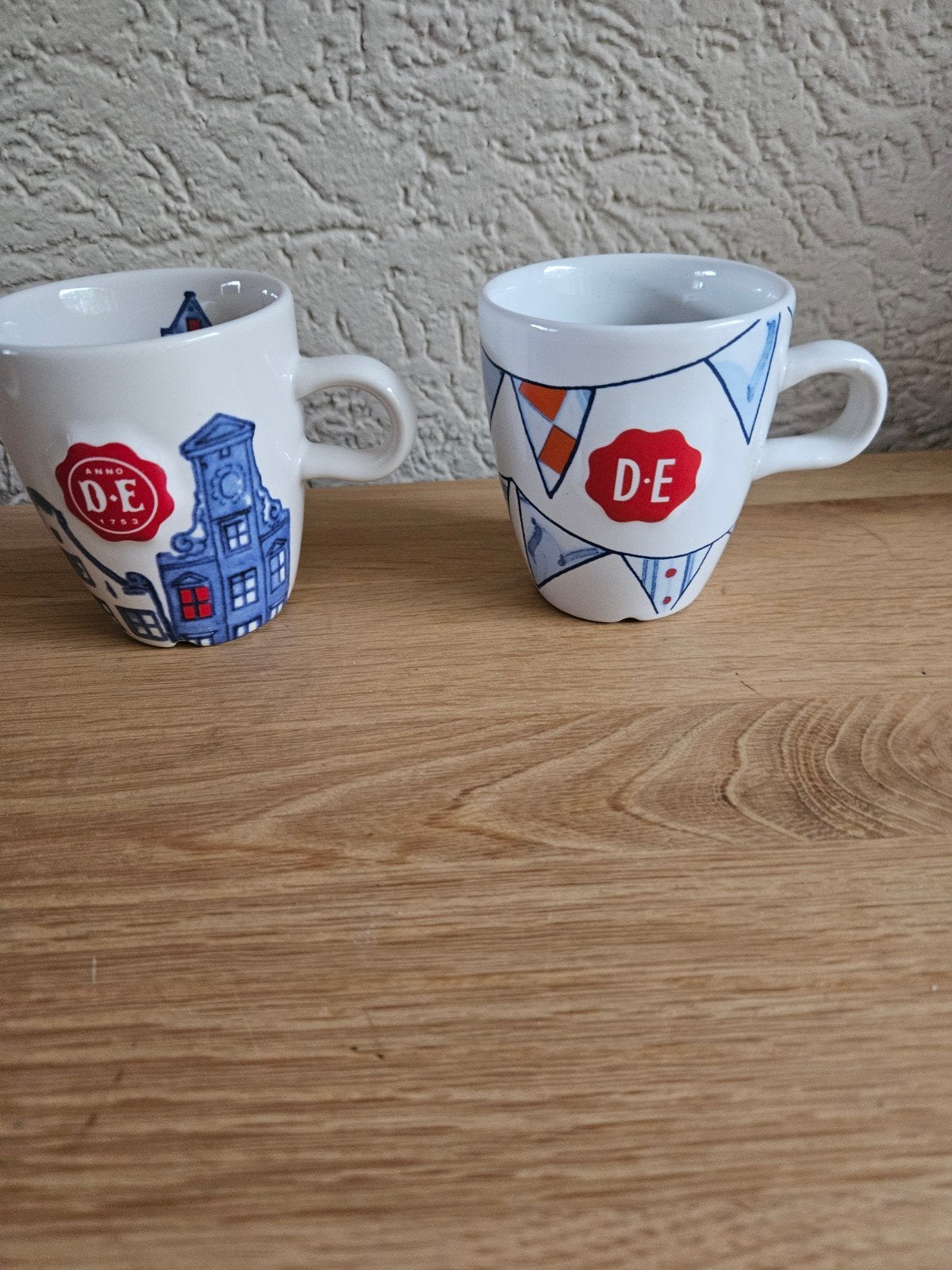 2 Douwe Egberts    mokjes  Amsterdam grachtenpandjes, Ophalen of Verzenden, Zo goed als nieuw, Overige stijlen, Kop(pen) en/of Schotel(s)