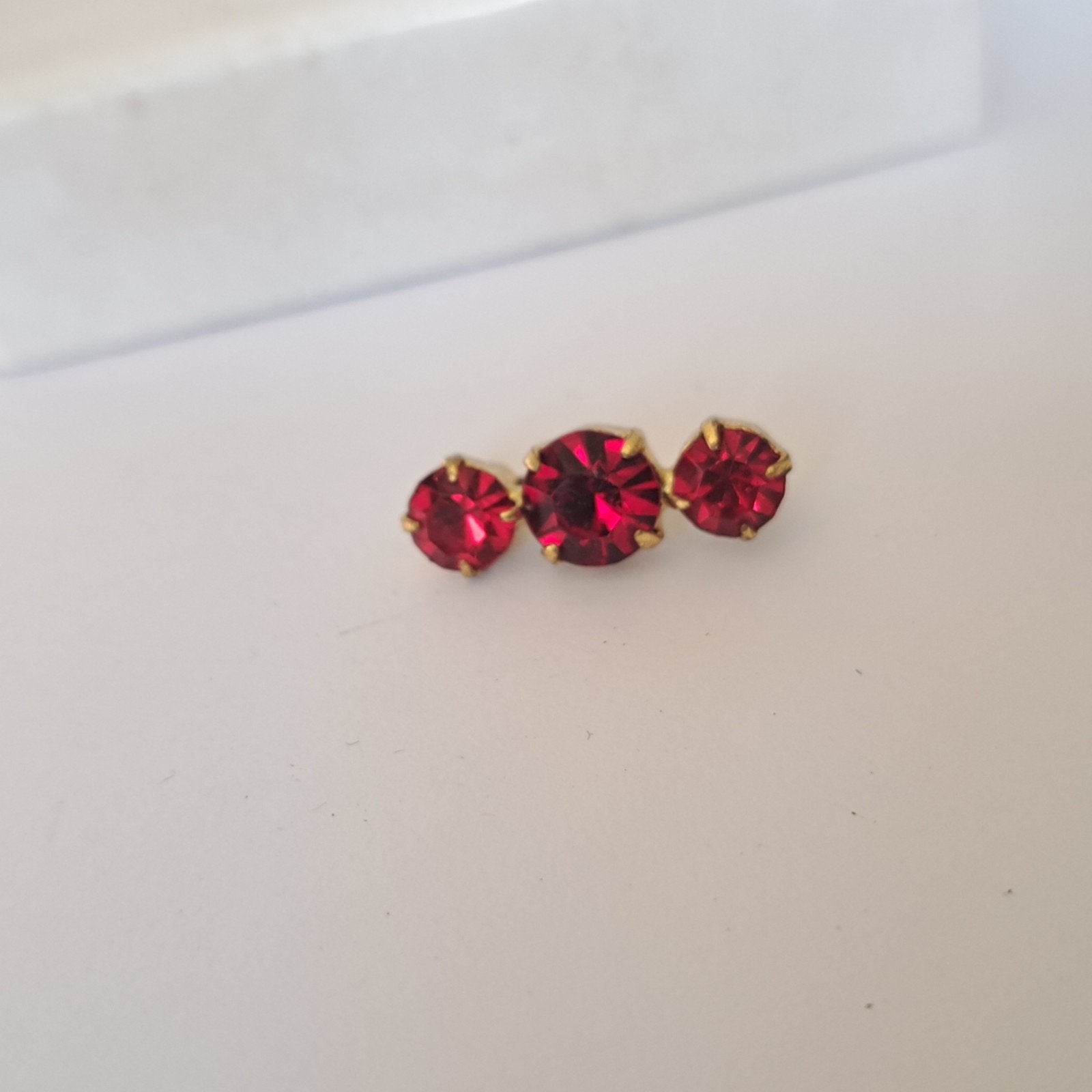 Oud kleine broche geslepen rode steentjes, Sieraden, Tassen en Uiterlijk, Verzenden, Overige materialen, Broche