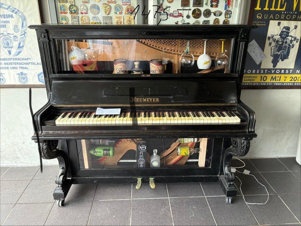 Barkast in de vorm van een oude piano, Ophalen, Gebruikt
