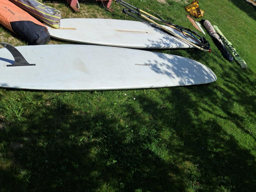 2 oudere surfplanken met diverse zeilen en accessoires, Watersport en Boten, Met mast, Gebruikt, 5 tot 6.5 m², 300 cm of meer