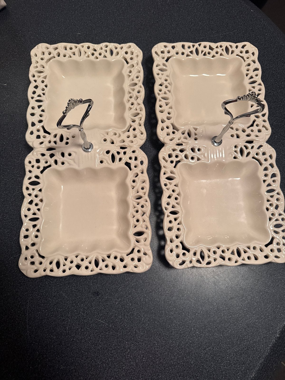 Set van 2 Vintage Crèmekleurige Serveerschalen met Kantpatro, Huis en Inrichting, Keuken | Servies, Keramiek, Vintage, Ophalen of Verzenden