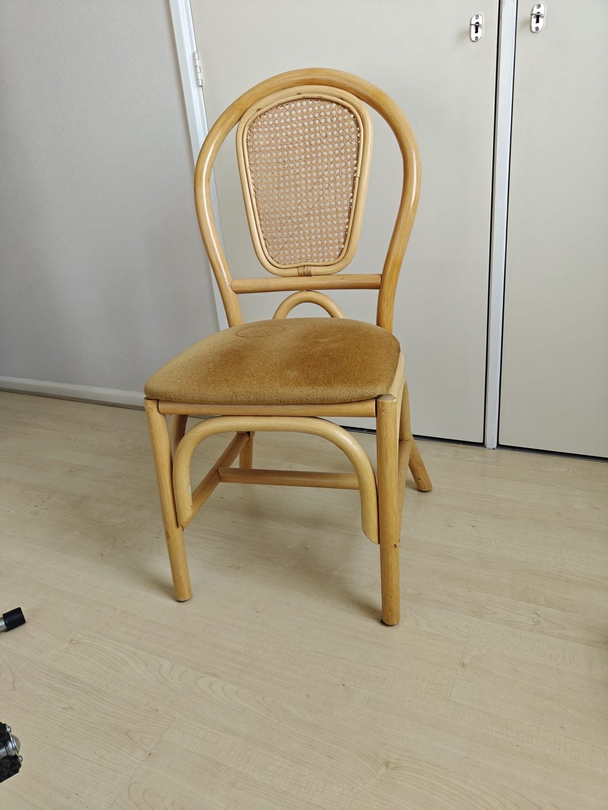 Vintage rotan stoel met webbing en fluwelen zitting, Ophalen