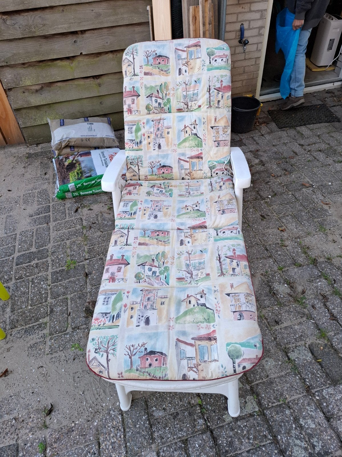 Te koop: wit ligbed van Flair met dik kussen, Tuin en Terras, Ophalen, Gebruikt, Kunststof, Inklapbaar