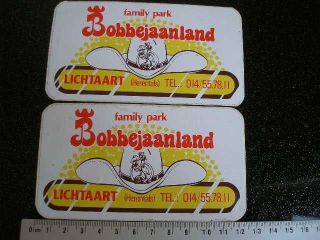 2x sticker family park Bobbejaanland lichtaart cowboy hoed, Verzamelen, Stickers, Zo goed als nieuw, Bedrijf of Vereniging, Verzenden