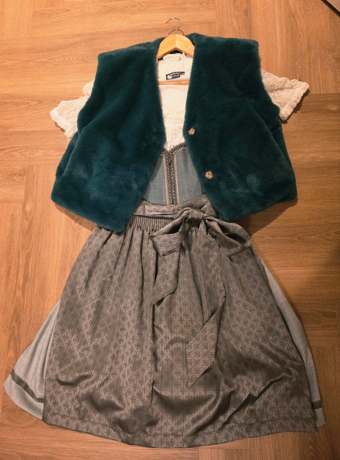 Prachtige lichtgroene Dirndl met blouse en bontjasje, Krüger Madl, Verzenden, Maat 42/44 (L), Zo goed als nieuw