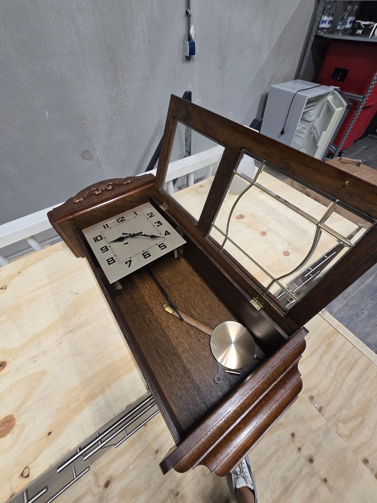 Antieke wandklok met slinger en glas-in-lood details, Ophalen of Verzenden