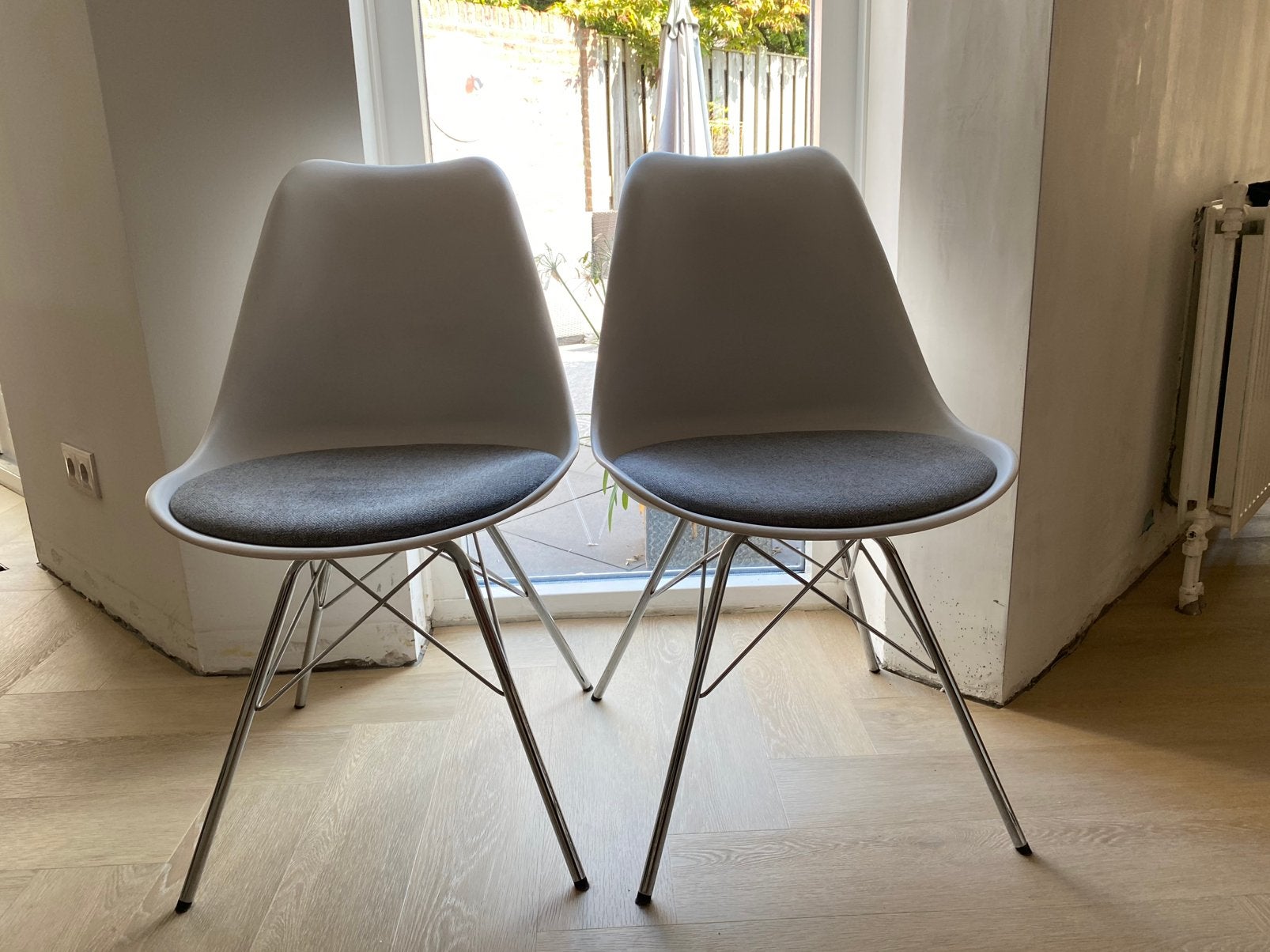 2 Moderne witte eettafelstorlen met bijpassende zitkussens., Ophalen, Stof, Gebruikt, Twee
