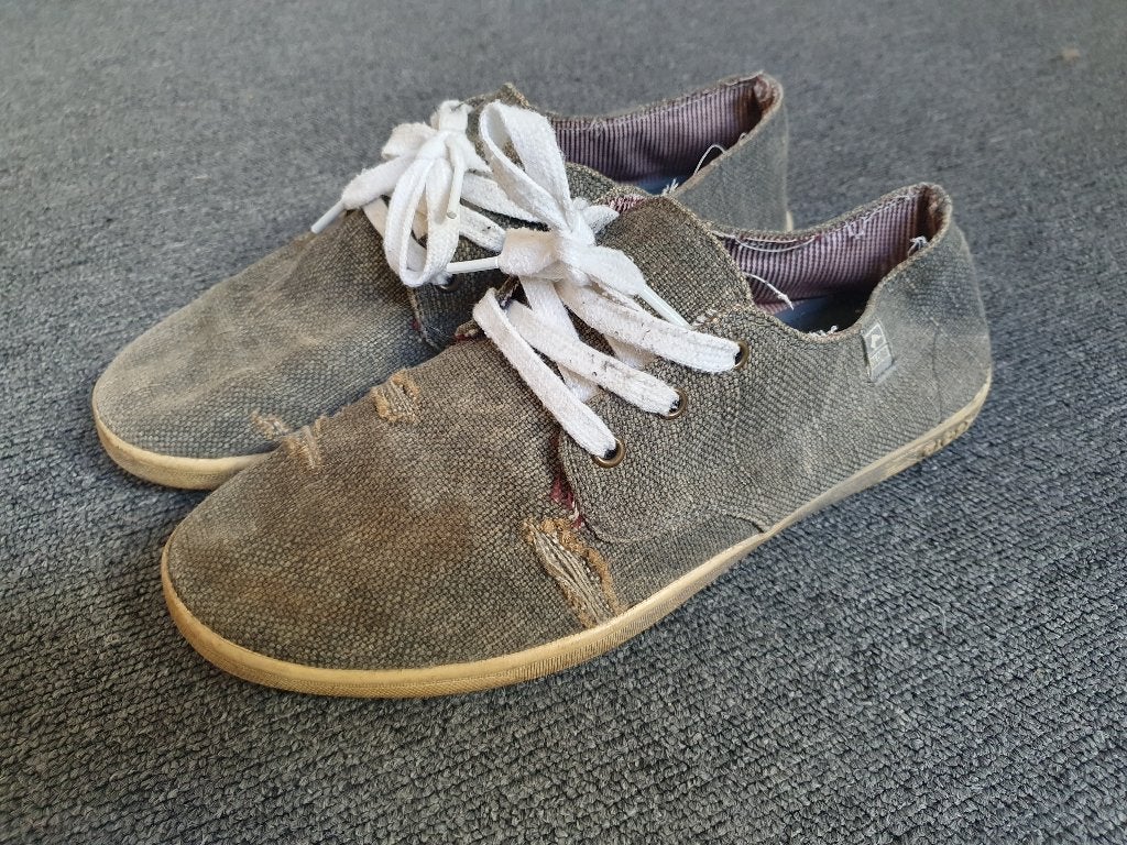 Globe lage sneakers / gympen used-look grijs mt 42,5, Overige kleuren, Ophalen of Verzenden, Sneakers of Gympen, Gedragen