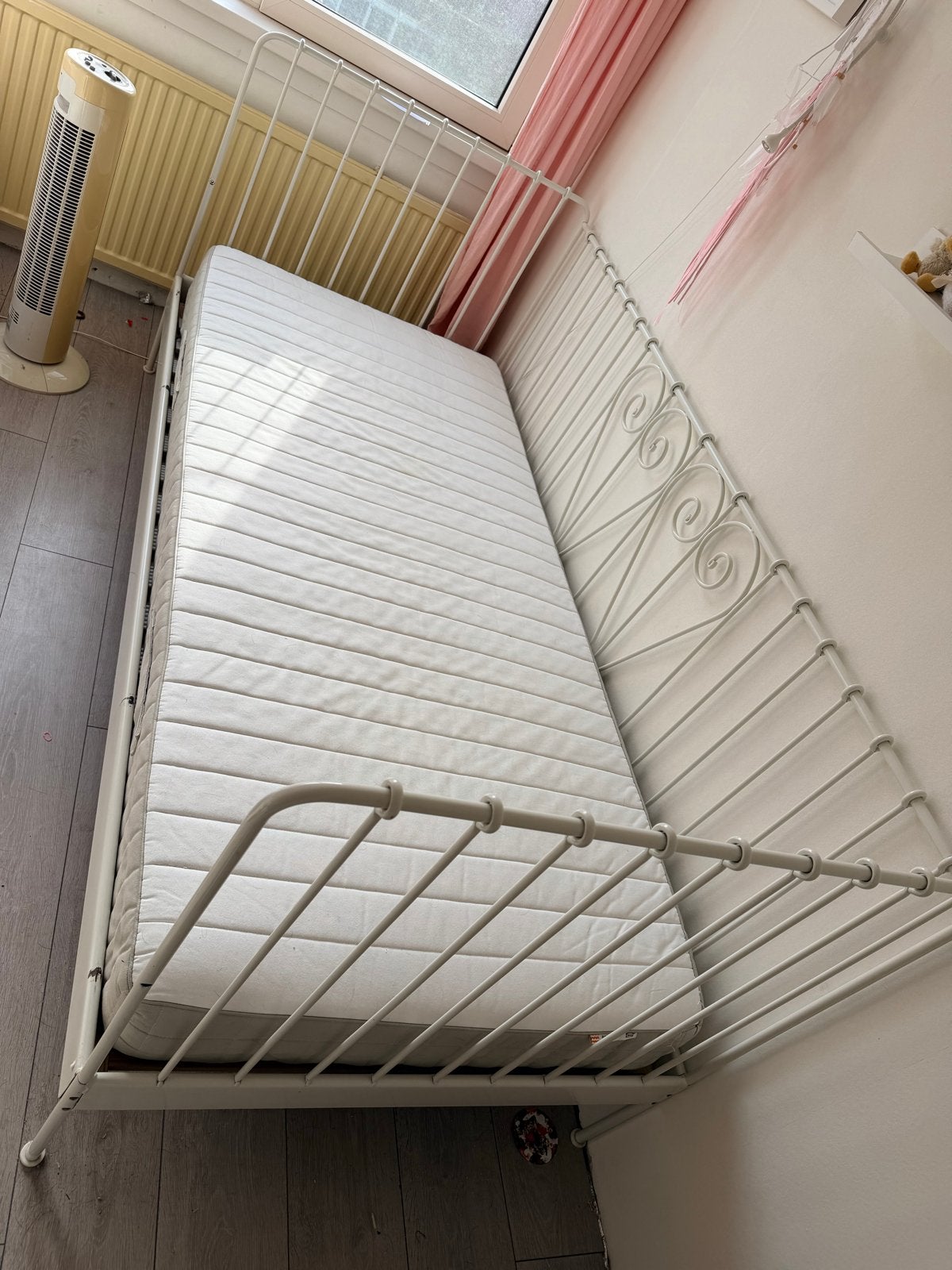 Metalen 1-persoonsbed met matras en lattenbodem, Huis en Inrichting, Ophalen, Gebruikt, 90 cm, Eenpersoons