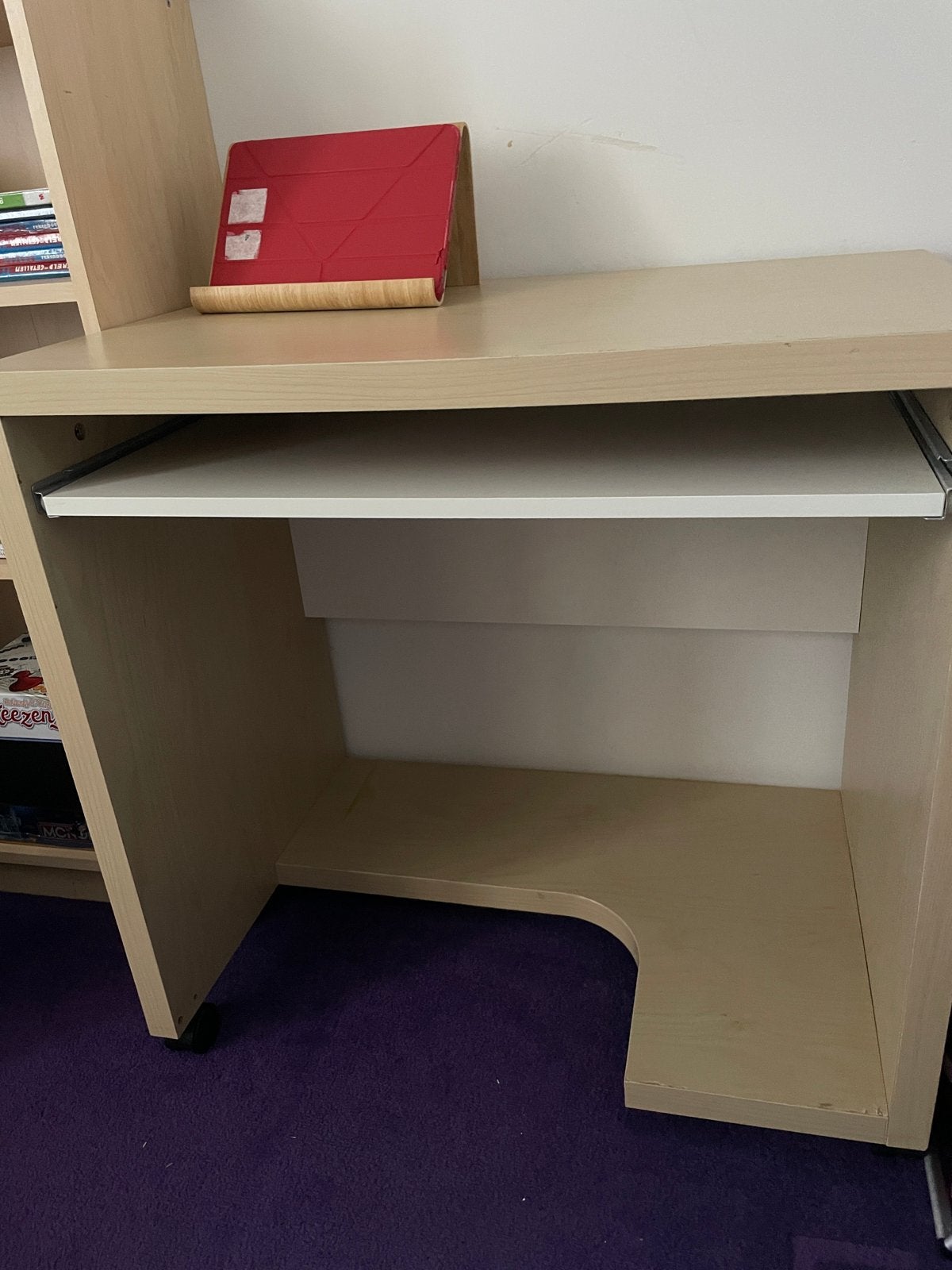 Compact bureau met uits chuifbaar toetsenbordblad, Huis en Inrichting, Bureaus, Ophalen, Gebruikt, Spaanplaat of MDF, IKEA