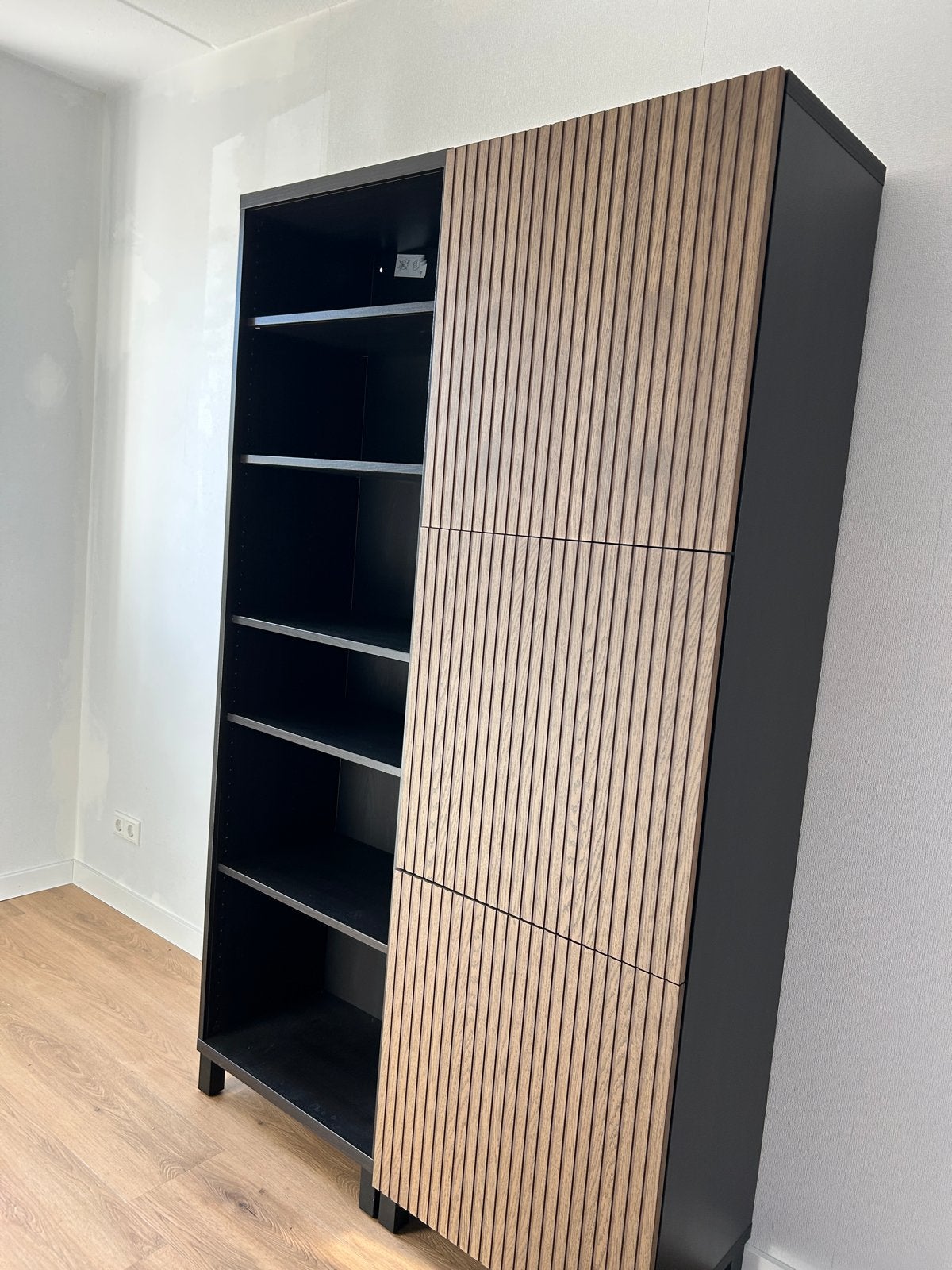 Moderne Zwarte Boekenkast met Houtendeur, Ophalen, 200 cm of meer, 50 tot 100 cm, Zo goed als nieuw