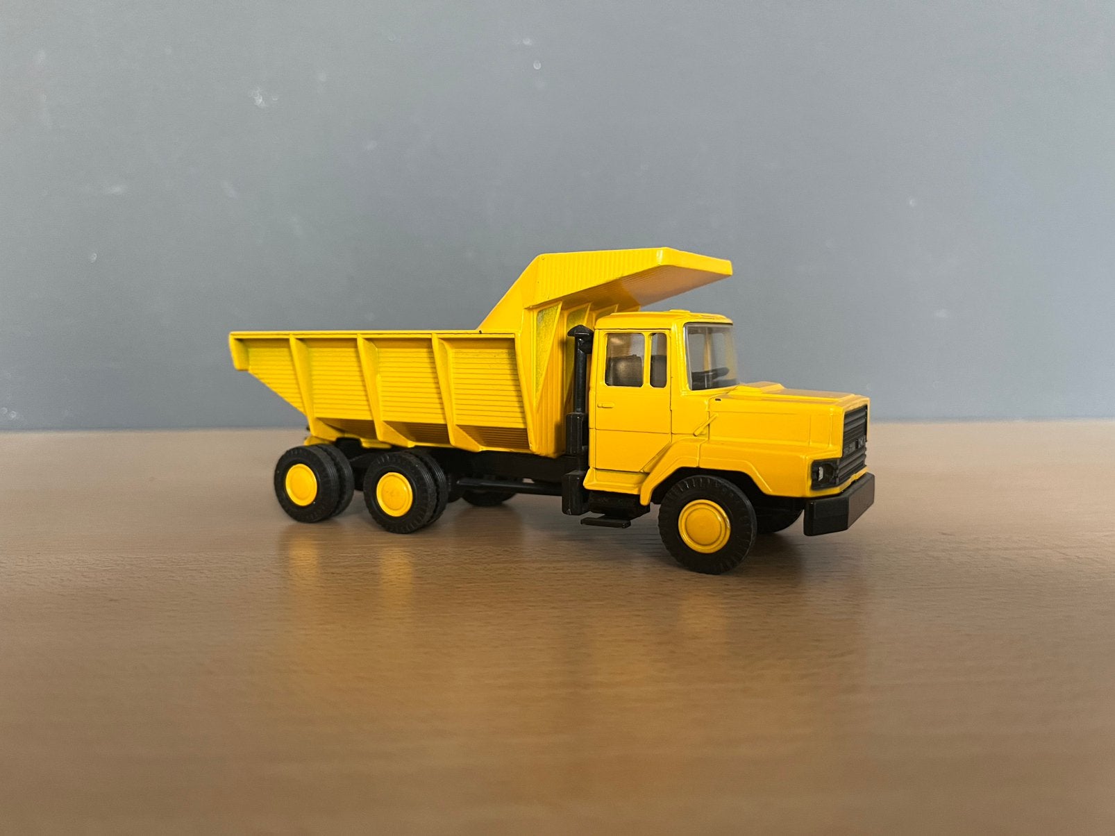 Lion Car DAF N2800 Kipper Geel, Ophalen of Verzenden, Zo goed als nieuw, Bus of Vrachtwagen, Lion Toys