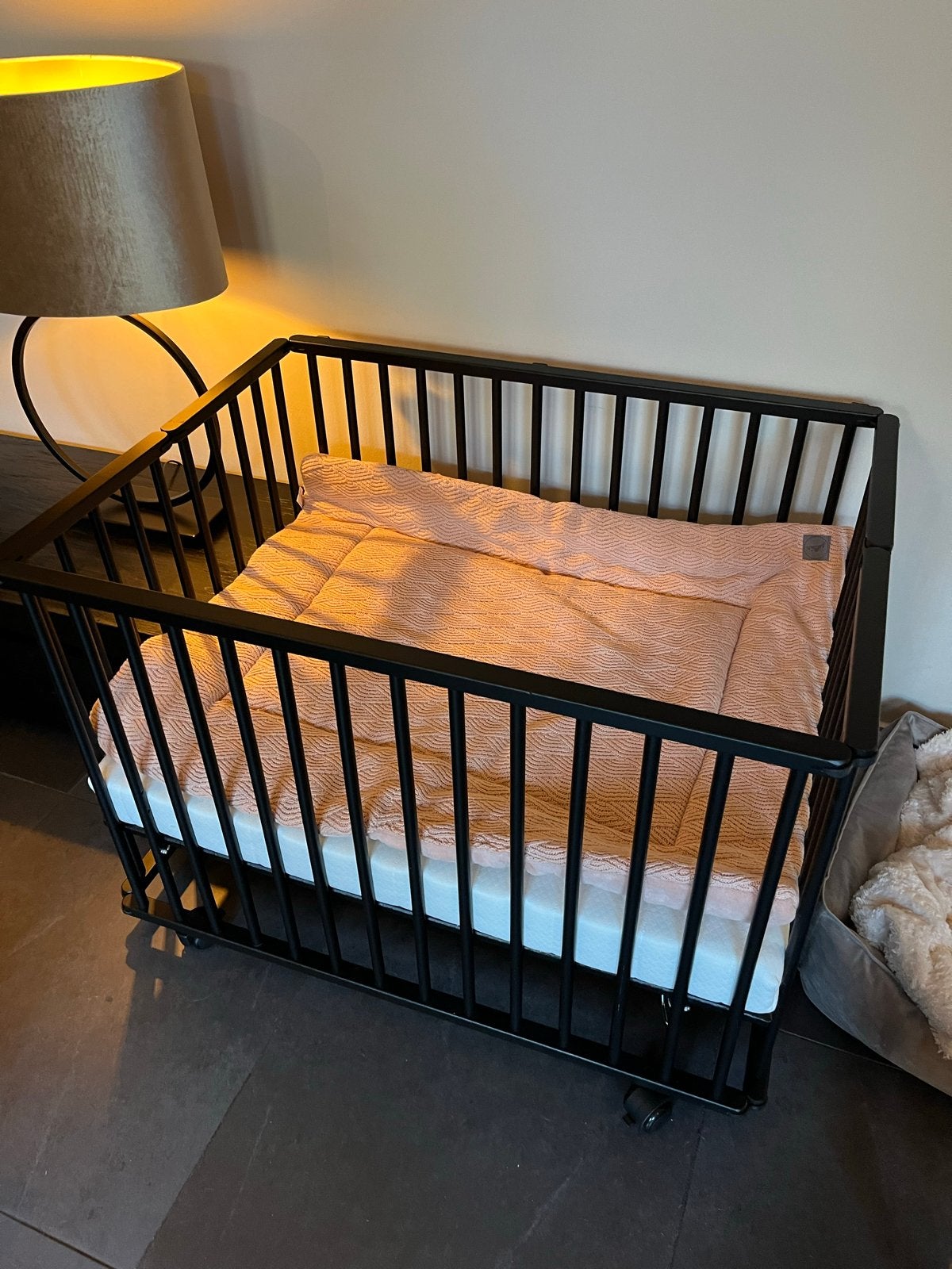 Zwarte opvouwbare box met wieltjes en matras, Ophalen, Zo goed als nieuw, Rechthoekig, Boxkleed