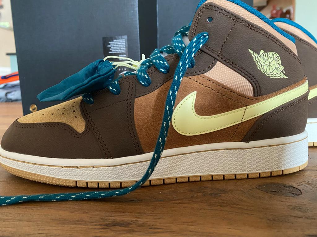 Nike Air Jordan 1 Mid SE (gs) cacao wow - Maat 38,5, Jongen of Meisje, Schoenen, Nieuw, Ophalen of Verzenden