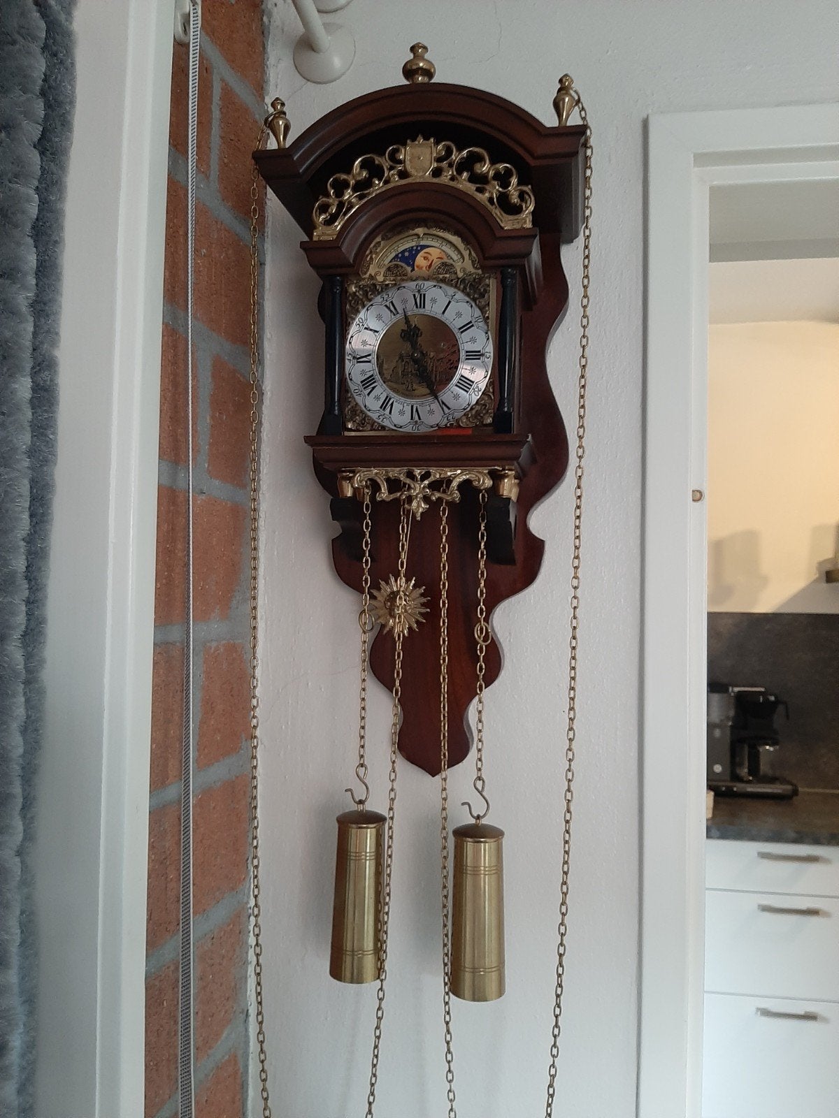 Wandklok met Maanstand en Gewichten, Ophalen
