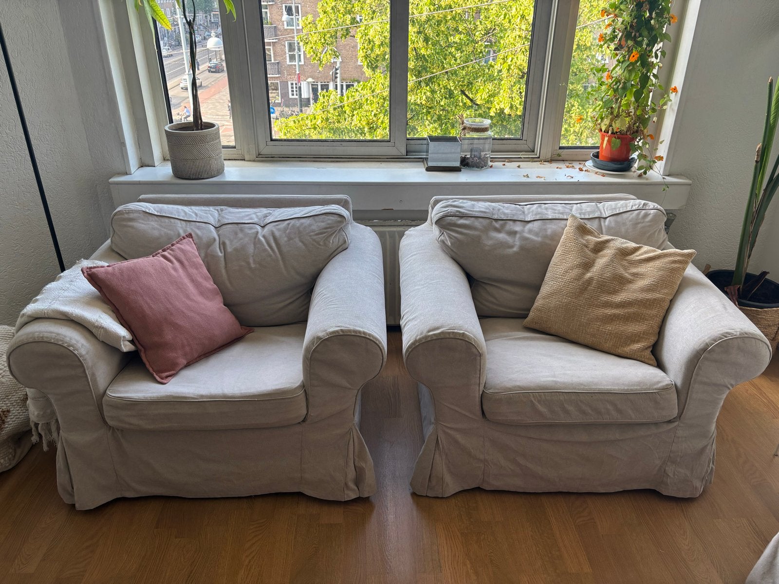 GRATIS Twee IKEA Ektorp fauteuils - lichtbeige stof, Huis en Inrichting, Ophalen, Gebruikt, Twee, Overige kleuren