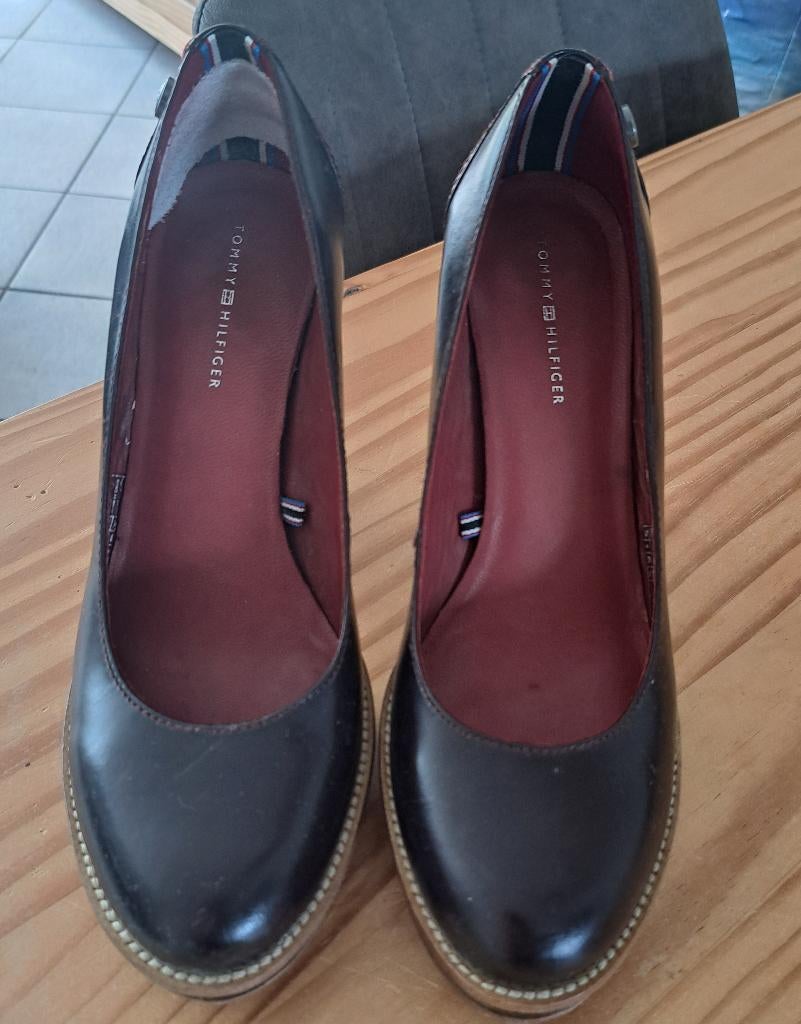 Tommy Hilfiger leren pumps burgundy kleur maat 39 art 49592, Pumps, ., Ophalen of Verzenden, Zo goed als nieuw