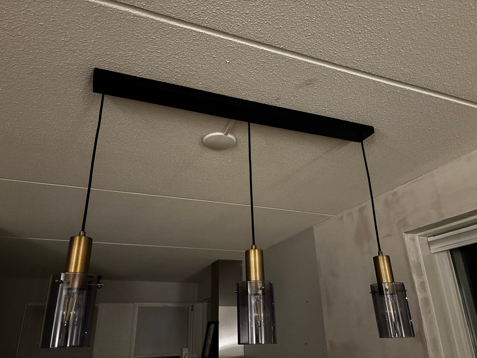 Moderne hanglamp met 3 glazen kappen en messing details, Ophalen, Zo goed als nieuw, Glas, E27 (groot)