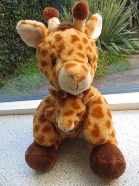 Giraffe of giraf met jong merk Nicotoy Simba Toys, Giraf, Ophalen of Verzenden, Zo goed als nieuw, Middelgroot (20 tot 80 cm)