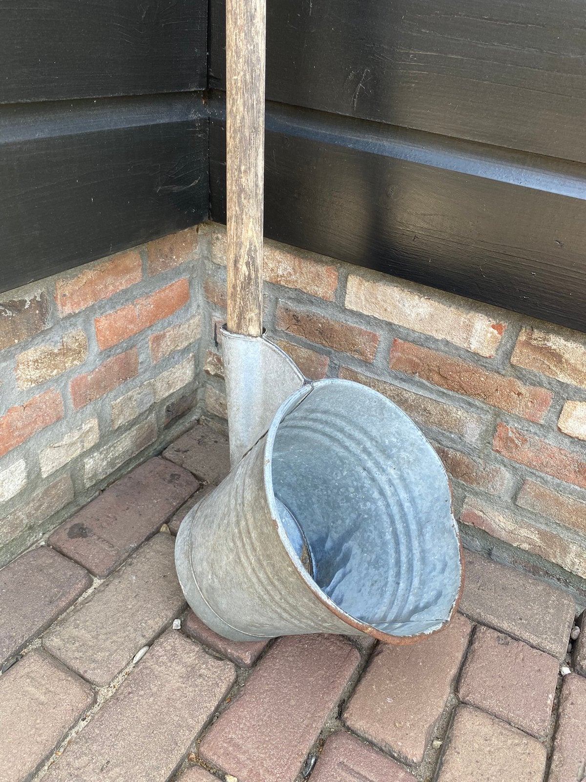 Vintage zinken gier/schep emmer met oude houten steel, Ophalen