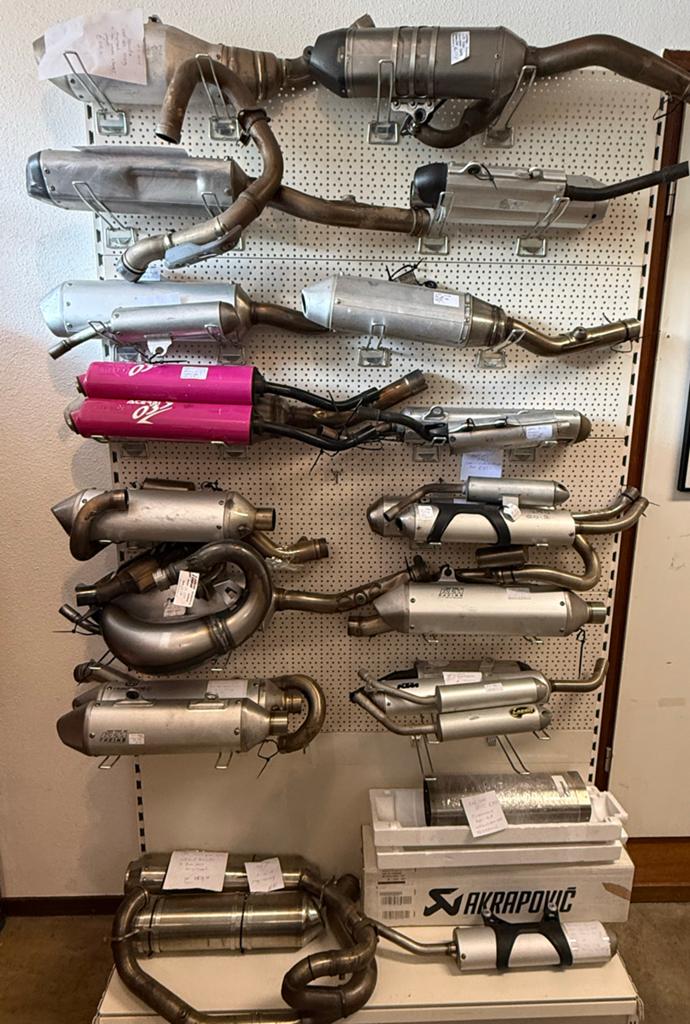 Diverse uitlaten en dempers voor motoren Nieuw en Gebruikt, Ophalen, Motorhuis de Doelen, Info@motorhuisdedoelen.nl, Zaandam