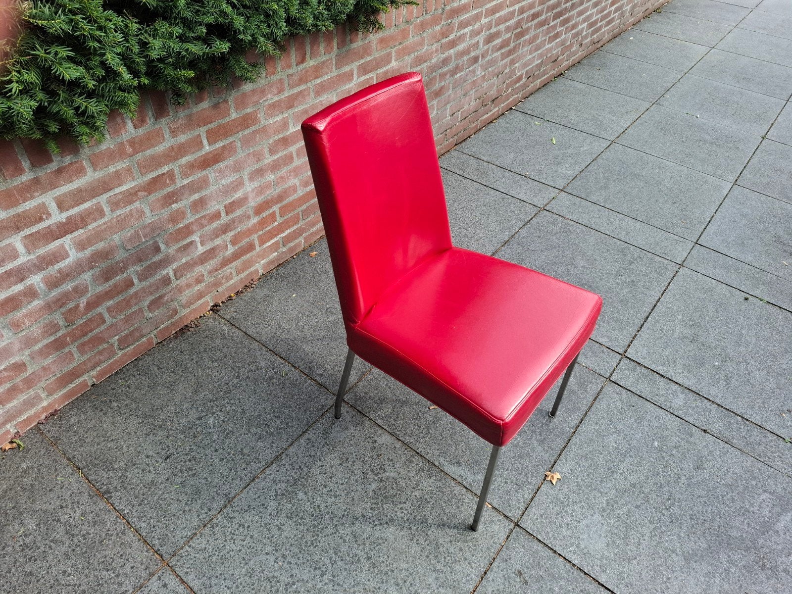 Rode eetkamerstoel - Modern design, Huis en Inrichting, Ophalen, Gebruikt, Metaal, Modern