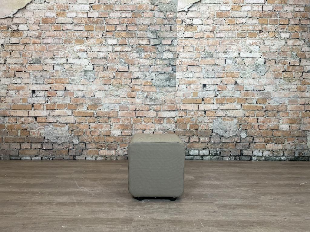 Ahrend poef grijs bij TheReSales, Huis en Inrichting, Minder dan 50 cm, Vierkant, Minder dan 50 cm, Ophalen of Verzenden
