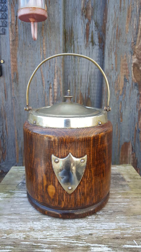 Antieke vintage tabakspot, eikenhout, verzilverd deksel. 3A2