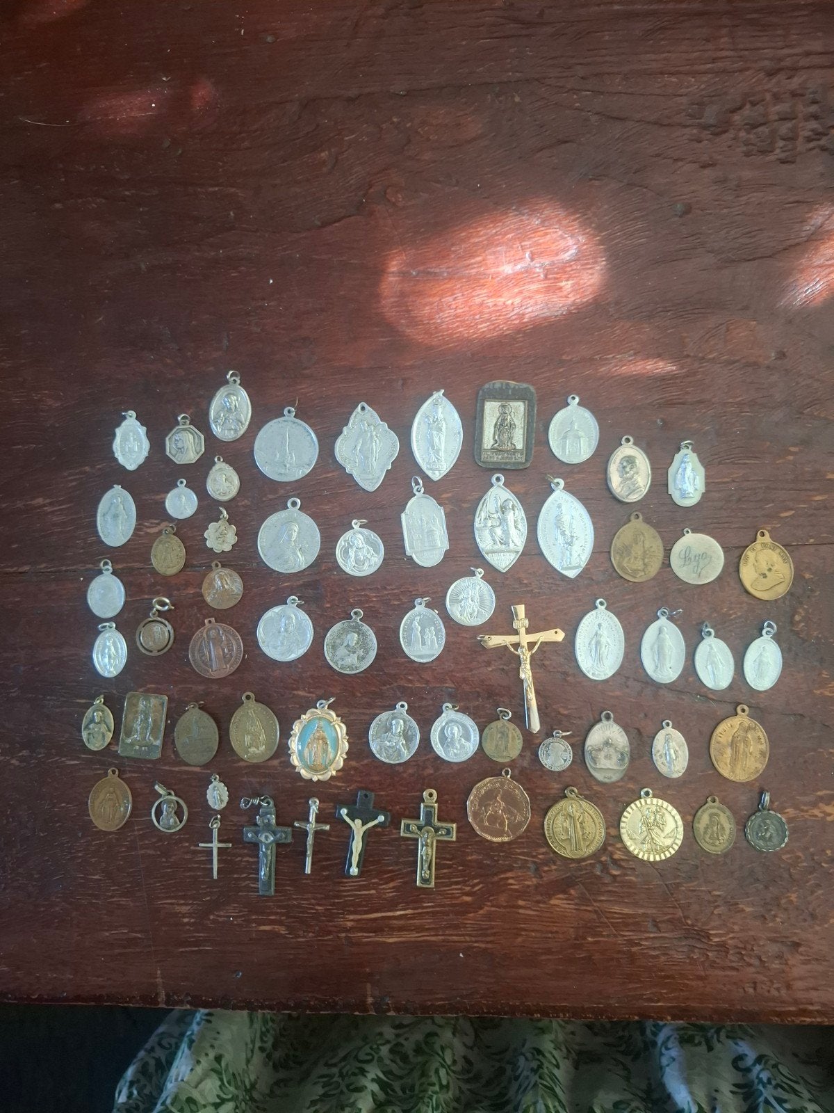 Grote collectie religieuze medailles en kruisjes, Antiek en Kunst, Ophalen of Verzenden