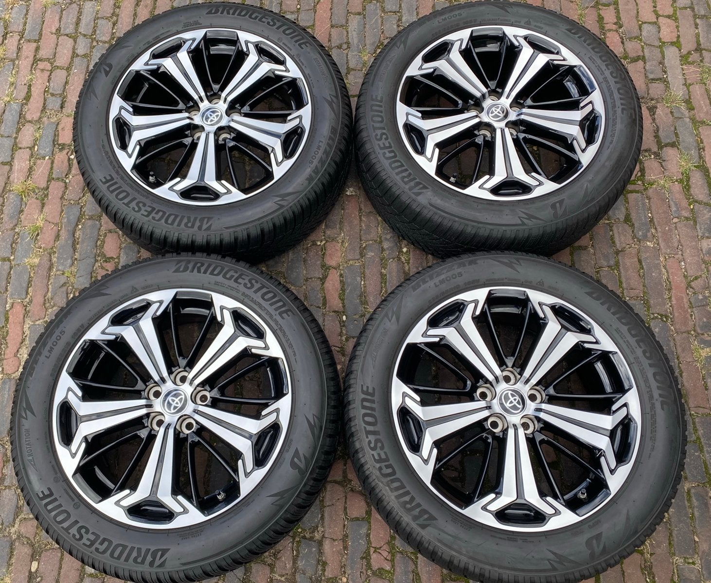 Foto 3 van 19” Toyota Rav4 bicolor velgen + 235/55 R19 winterbanden