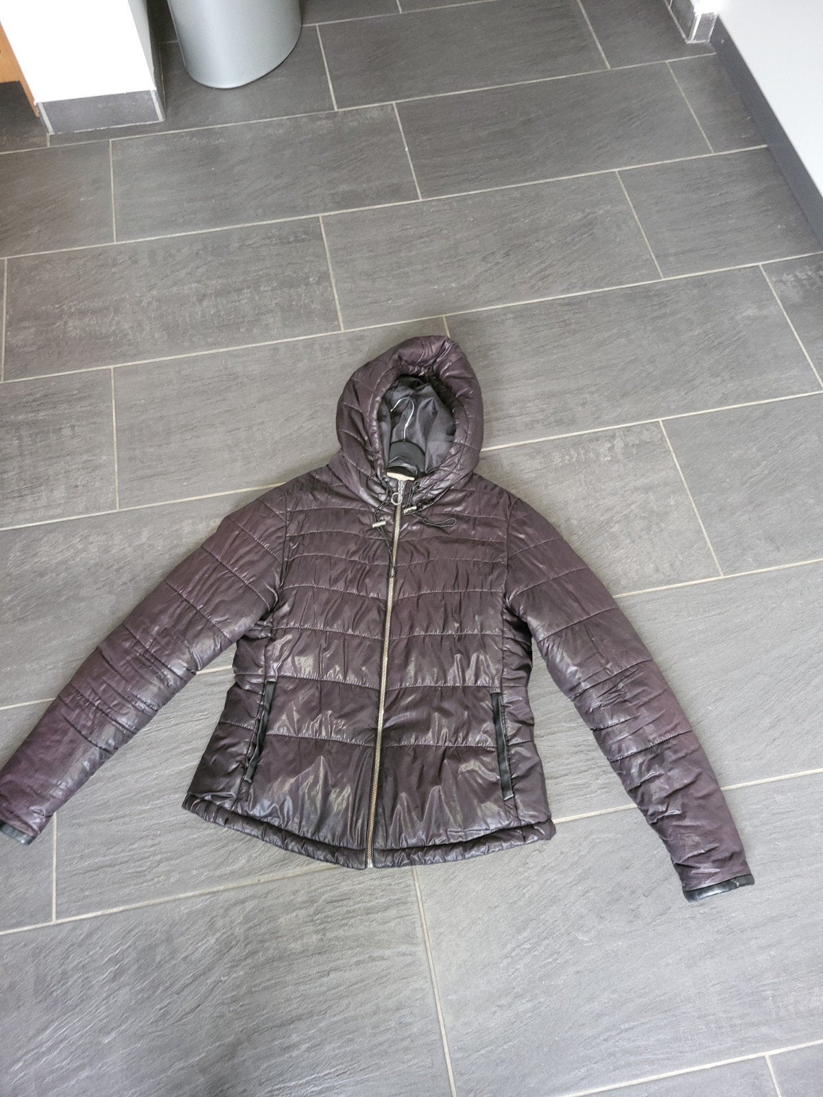 Bershka gewatteerde jas met capuchon - Maat S, Zwart, Zo goed als nieuw, Maat 36 (S), Bershka
